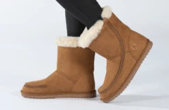 Chestnut BILLY Cozy Boots 14 Chestnut BILLY Cozy Boots -Billy Shop BK21304 250 studio standing 1 940x614 69df6f7d f282 46c4 a581 2ab0ae2c174a