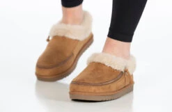 Chestnut BILLY Cozy Slippers -Billy Shop BK22446 250 studio standing 2 940x614 19751d46 da96 4906 9ef1 d7e60eea1d84