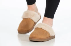 Chestnut BILLY Cozy Sling Scuff -Billy Shop BK22447 250 studio standing 2 940x614 c6b042ef 0138 47e3 9ec5 e2923ae99cba