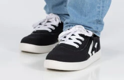 Men's Black/White BILLY CS Sneaker Low Tops -Billy Shop BM22343 002 studio standing 2 940x614 259411d6 e238 4e67 9ed9 2262ac1aad76