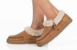 Women's Chestnut BILLY Cozy Slippers -Billy Shop BW22446 250 studio standing 1 940x614 37b0b60b 1cda 43b2 9a3c 029df60bc114