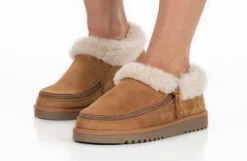Women's Chestnut BILLY Cozy Slippers -Billy Shop BW22446 250 studio standing 2 940x614 e82b18c9 43b4 41fc 841e 6081646e462b