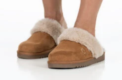 Women's Chestnut BILLY Cozy Sling Scuff 21 Women's Chestnut BILLY Cozy Sling Scuff -Billy Shop BW22447 250 studio standing 2 940x614 780d29d0 2fca 4975 8e0d f32e06b71c15